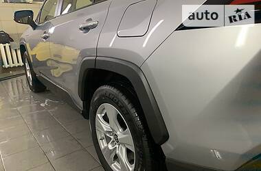 Позашляховик / Кросовер Toyota RAV4 2019 в 