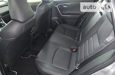 Позашляховик / Кросовер Toyota RAV4 2019 в 
