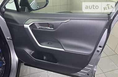 Позашляховик / Кросовер Toyota RAV4 2019 в 