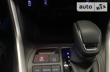 Позашляховик / Кросовер Toyota RAV4 2019 в 