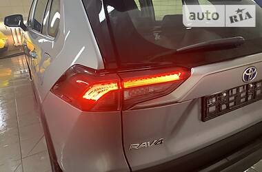 Позашляховик / Кросовер Toyota RAV4 2019 в 