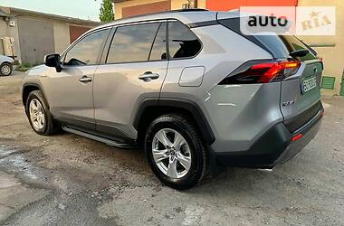 Позашляховик / Кросовер Toyota RAV4 2019 в 