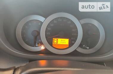 Позашляховик / Кросовер Toyota RAV4 2006 в 