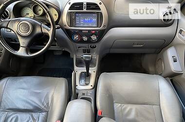 Позашляховик / Кросовер Toyota RAV4 2004 в 