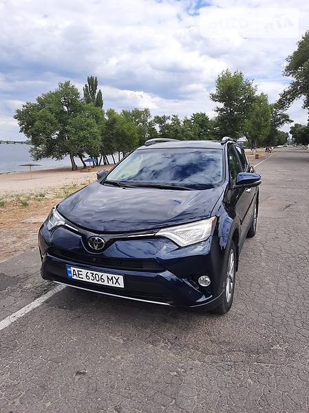 Позашляховик / Кросовер Toyota RAV4 2016 в 