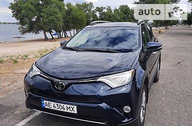 Позашляховик / Кросовер Toyota RAV4 2016 в 