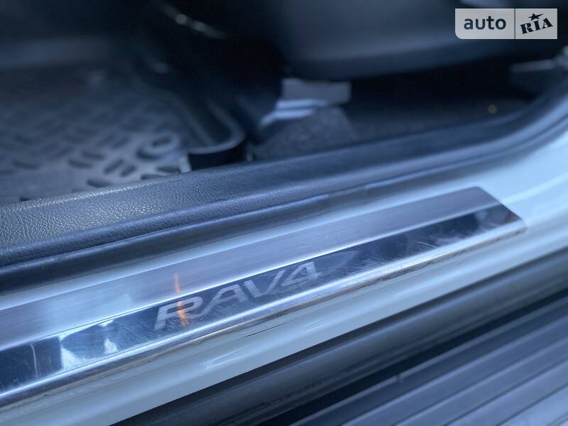 Позашляховик / Кросовер Toyota RAV4 2014 в Малині