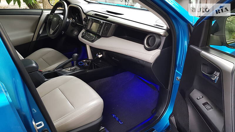 Позашляховик / Кросовер Toyota RAV4 2016 в Дніпрі