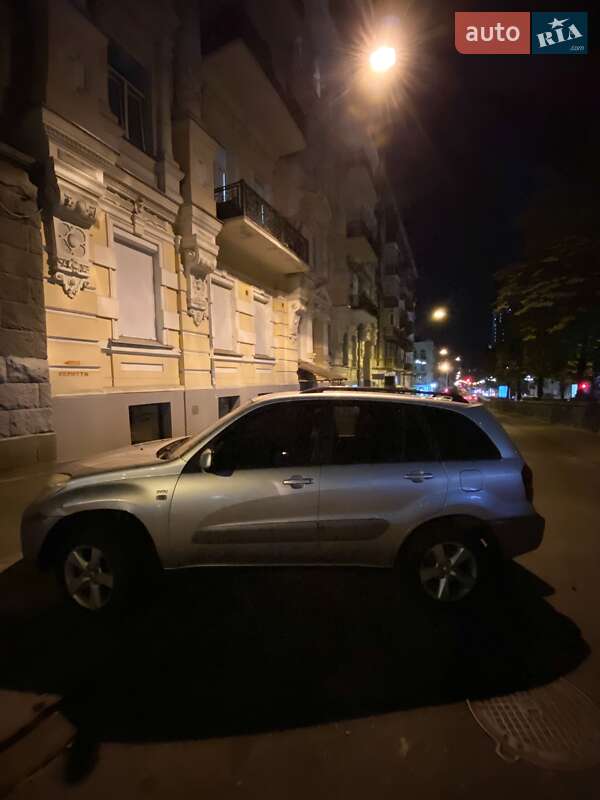 Внедорожник / Кроссовер Toyota RAV4 2004 в Киеве