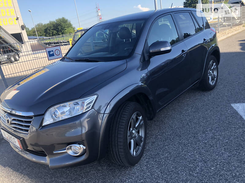 Позашляховик / Кросовер Toyota RAV4 2010 в Хусті