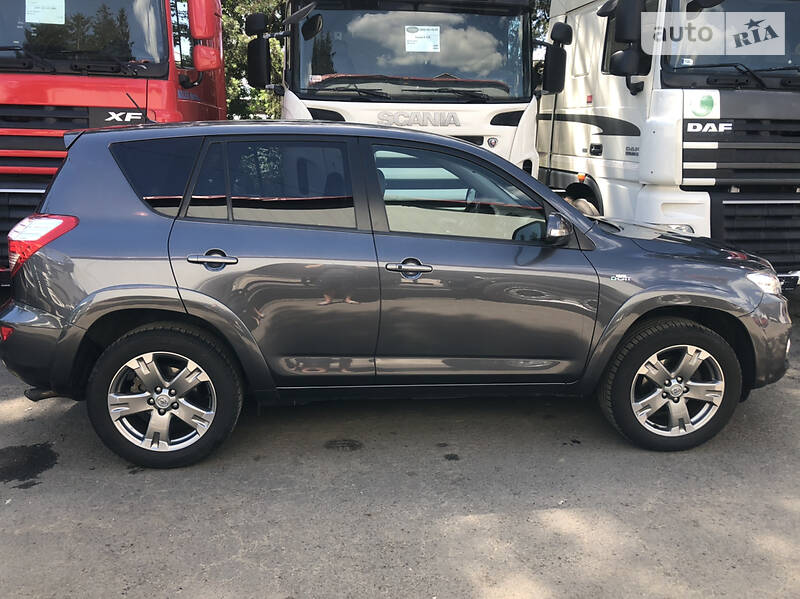Позашляховик / Кросовер Toyota RAV4 2010 в Хусті