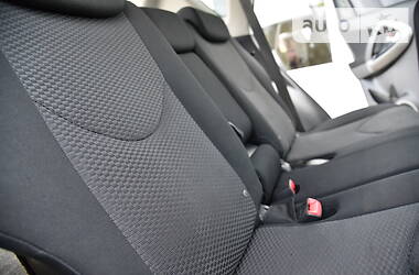 Внедорожник / Кроссовер Toyota RAV4 2011 в 