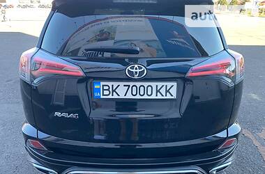 Внедорожник / Кроссовер Toyota RAV4 2017 в Ровно