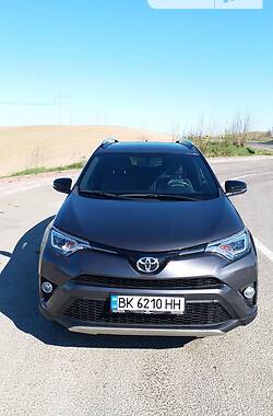 Внедорожник / Кроссовер Toyota RAV4 2016 в Ровно