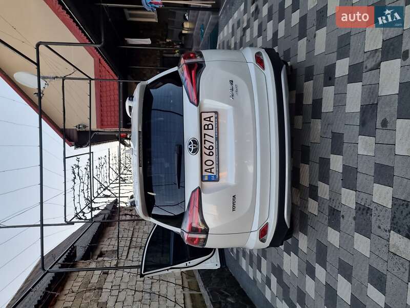 Внедорожник / Кроссовер Toyota RAV4 2017 в Ужгороде