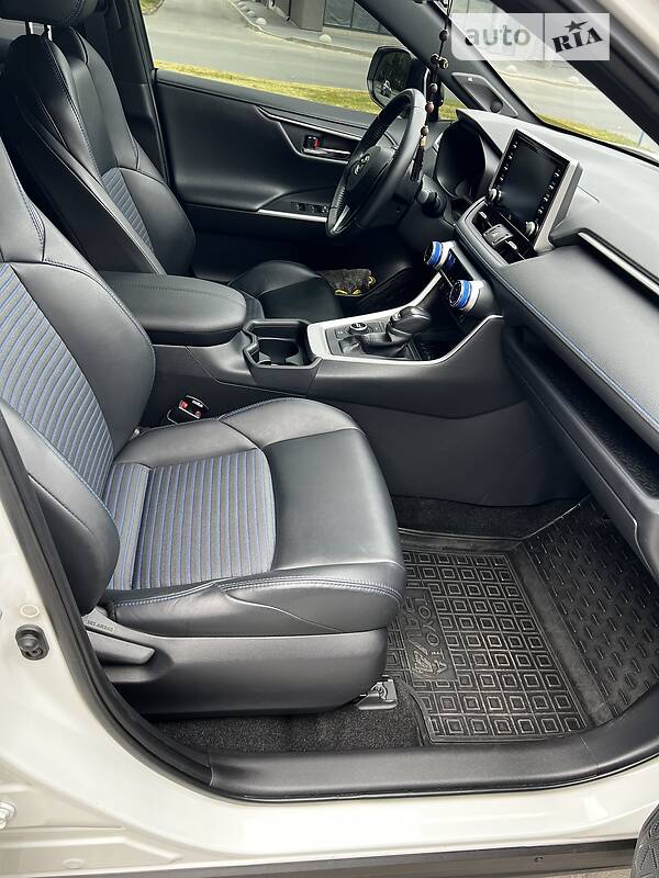 Внедорожник / Кроссовер Toyota RAV4 2020 в Хмельницком