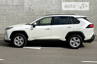 Позашляховик / Кросовер Toyota RAV4 2018 в 
