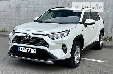 Позашляховик / Кросовер Toyota RAV4 2018 в 