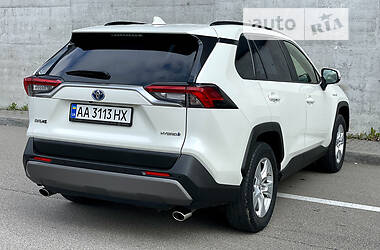 Позашляховик / Кросовер Toyota RAV4 2018 в 