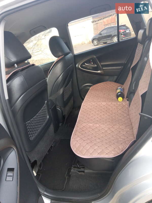 Позашляховик / Кросовер Toyota RAV4 2010 в Ізяславі