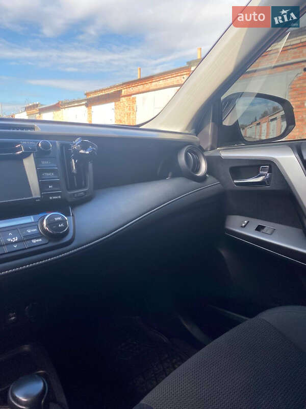 Внедорожник / Кроссовер Toyota RAV4 2018 в Киеве