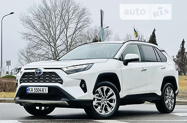 Позашляховик / Кросовер Toyota RAV4 2022 в 
