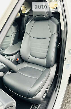 Позашляховик / Кросовер Toyota RAV4 2022 в 