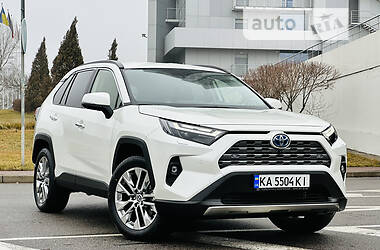 Позашляховик / Кросовер Toyota RAV4 2022 в 