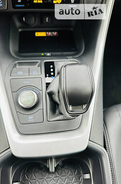 Позашляховик / Кросовер Toyota RAV4 2022 в 