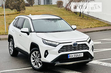 Позашляховик / Кросовер Toyota RAV4 2022 в 
