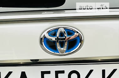 Позашляховик / Кросовер Toyota RAV4 2022 в 