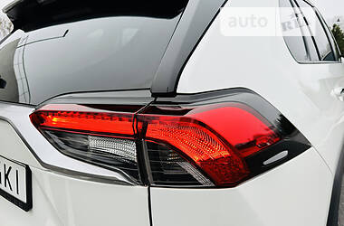 Позашляховик / Кросовер Toyota RAV4 2022 в 