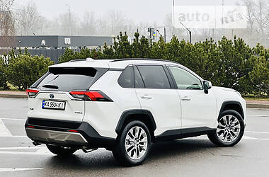 Позашляховик / Кросовер Toyota RAV4 2022 в 
