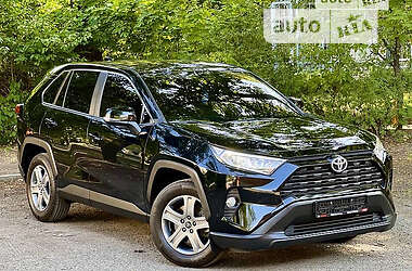 Внедорожник / Кроссовер Toyota RAV4 2019 в 