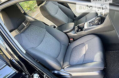 Внедорожник / Кроссовер Toyota RAV4 2019 в 