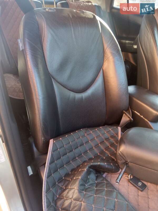 Позашляховик / Кросовер Toyota RAV4 2010 в Ізяславі