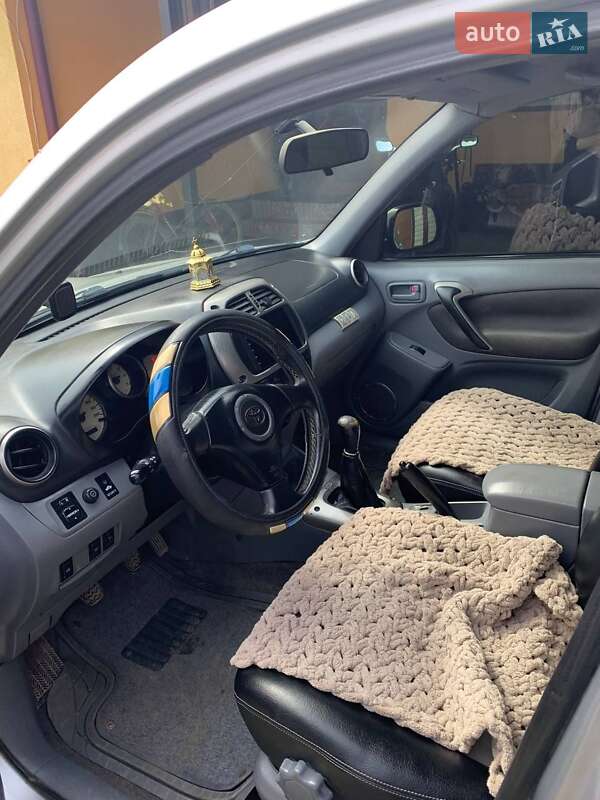 Внедорожник / Кроссовер Toyota RAV4 2003 в Черновцах