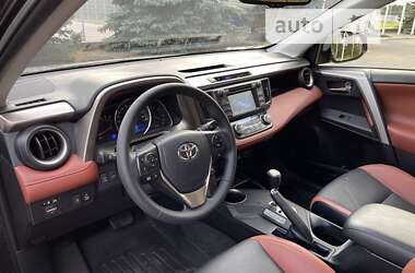 Внедорожник / Кроссовер Toyota RAV4 2015 в 