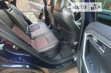 Позашляховик / Кросовер Toyota RAV4 2021 в 