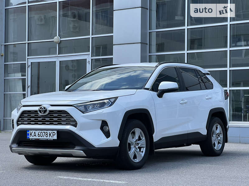 Тойота РАВ4 технические характеристики. Toyota RAV4 комплектации и цены фото.