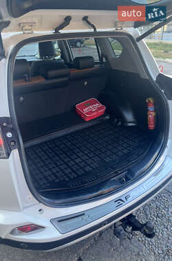 Внедорожник / Кроссовер Toyota RAV4 2017 в Первомайске