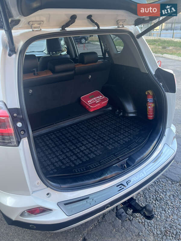 Внедорожник / Кроссовер Toyota RAV4 2017 в Первомайске