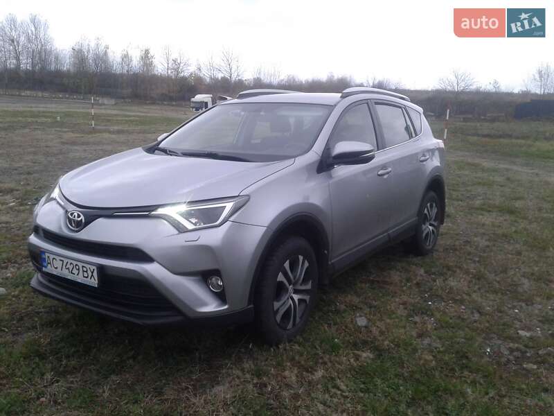 Позашляховик / Кросовер Toyota RAV4 2017 в Луцьку