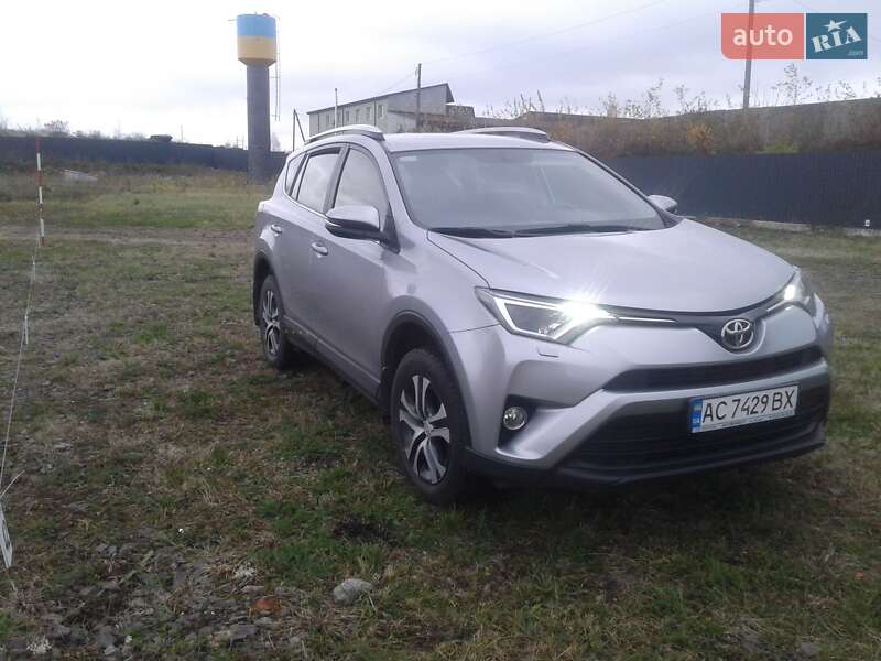 Позашляховик / Кросовер Toyota RAV4 2017 в Луцьку