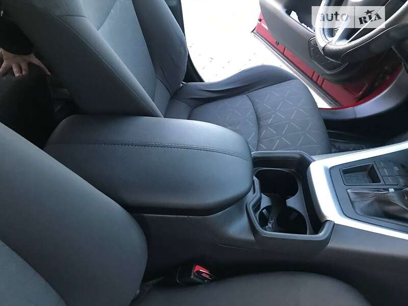 Внедорожник / Кроссовер Toyota RAV4 2019 в Хмельницком