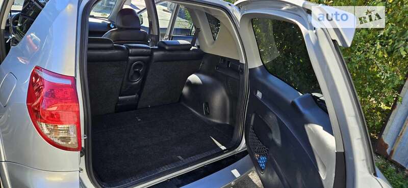 Позашляховик / Кросовер Toyota RAV4 2006 в Чернівцях