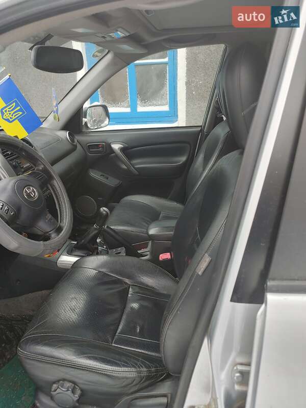 Позашляховик / Кросовер Toyota RAV4 2004 в Звягелі