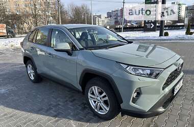 Позашляховик / Кросовер Toyota RAV4 2020 в Рівному