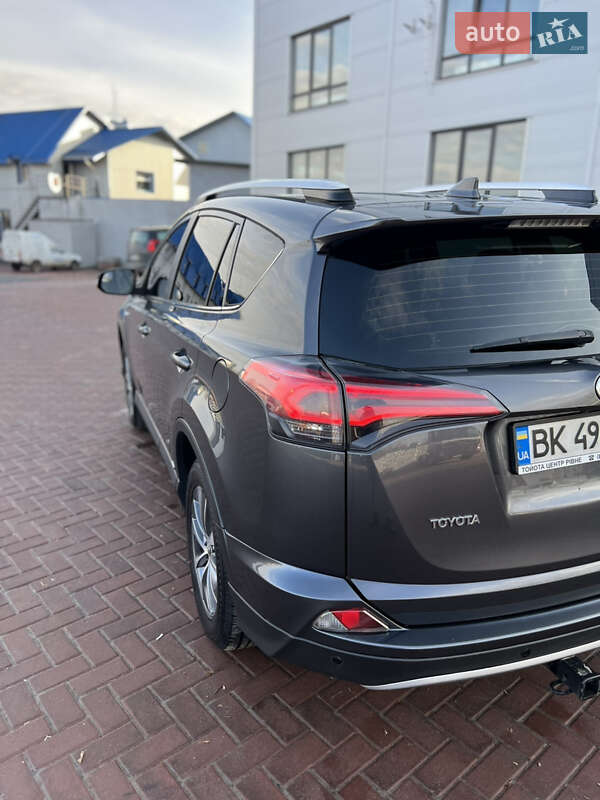 Внедорожник / Кроссовер Toyota RAV4 2016 в Ровно