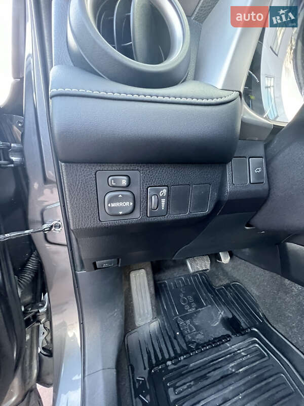 Внедорожник / Кроссовер Toyota RAV4 2016 в Ровно